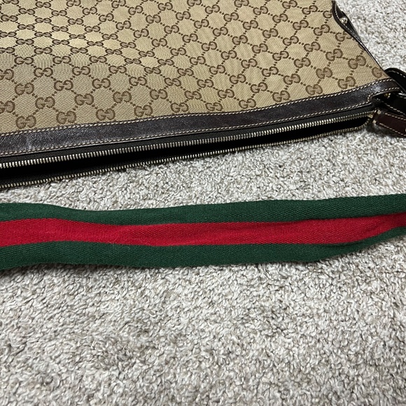 Authentic Gucci Crossbody - Picture 5 of 10